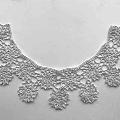 Shuttle or tatting lace collar