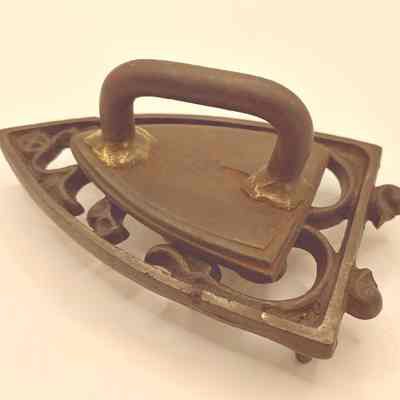 Flat or SAD iron on Trivet