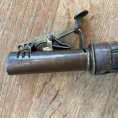 Detail of powder pouch/flask head showing open and close mechanism