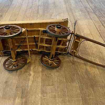Model horsedrawn cart underside