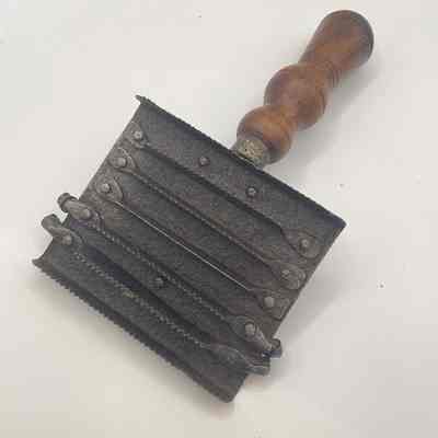 Showing the bottom of the curry comb showing the metal combs