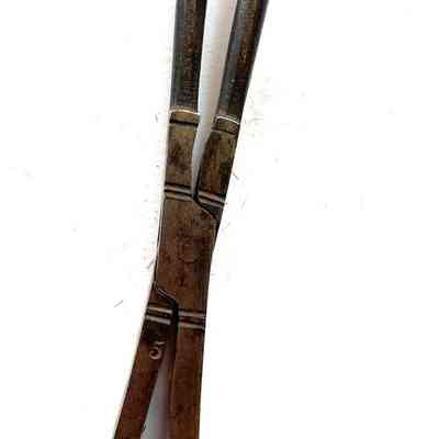 Detail lefthand side image of curling tong, inscribed with a '5'.