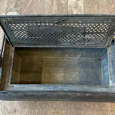 Live bait kettle with lid open