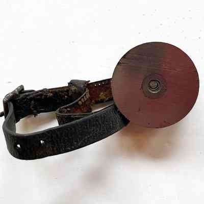 Tailor's magnetic pin holder