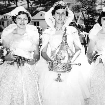 Holy Ghost Queen Margaret Faria and attendants 1956 (Prather)