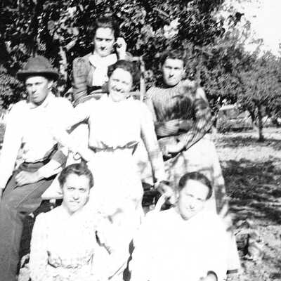 Ellerhorst children when young (Mariotti): These are the six, adult Ellerhorst children, none of whom married: Annie, Dora, Alice, Frances (Pansy), Emma, and Henry.