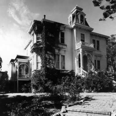 Fernandez Mansion vertical (moray): Fernandez Mansion is Pinole’s most historic home and one of two buildings in the city on the National Register of Historic Places. The other is the 1915 Bank of Pinole.  undefined