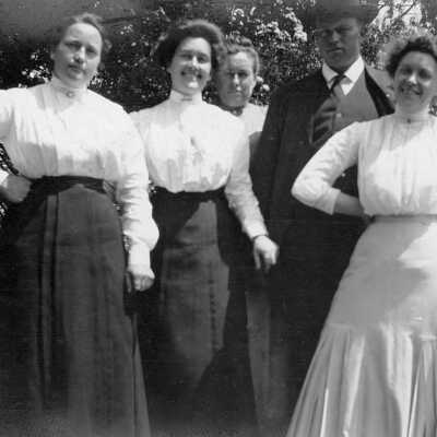 Ellerhorst children, sans Pansy (Mariotti:Downer): Photograph taken by Pansy of the Ellerhorst siblings outside with trees and a fence in the background.
