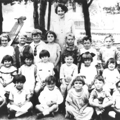 1925 Gertrude Trabue Downer with kindergarten students #2 (Prather)