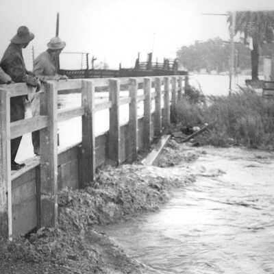 Flood of 1958 #5 - Railroad Ave. bridge (Mariotti)