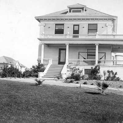 Downer Mansion w-hammock on porch (Felton)