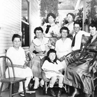 Downer family on porch (Felton)