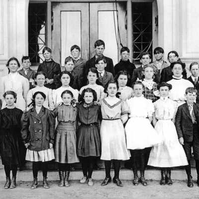 1909 class (Emily Scanlan and Hazel Downer)