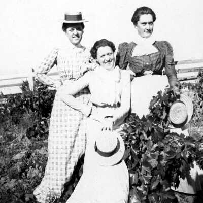 Three Ellerhorst sisters in garden (Mariotti): Three Ellerhorst sisters in garden wearing Gibson Girl-Style dresses with straw boater hats.