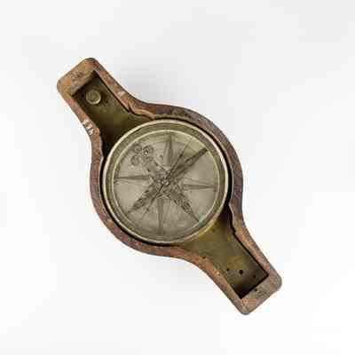 Surveyor's Compass and Case / Boussole et étui d'arpenteur