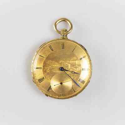 The image shows an elegant, gold pocket watch with Roman numerals and intricate engravings on its face. / L'image montre une élégante montre de poche en or avec des chiffres romains et des gravures complexes sur son cadran.