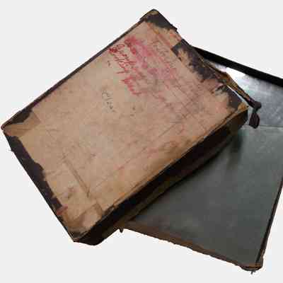 Box of Glass Plate Negatives / Boîte de négatifs sur plaque de verre