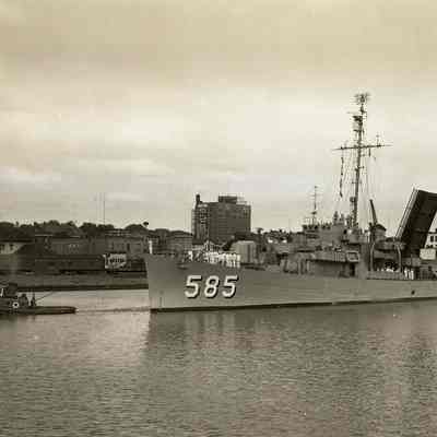 Navy ship 585