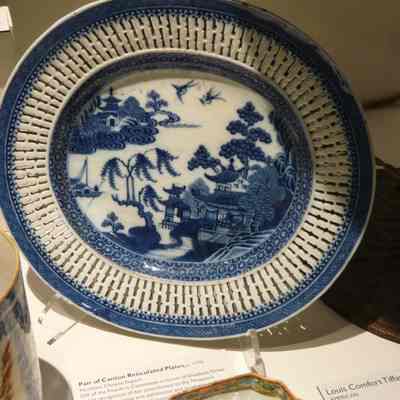 Pair of Canton Reticulated Plates