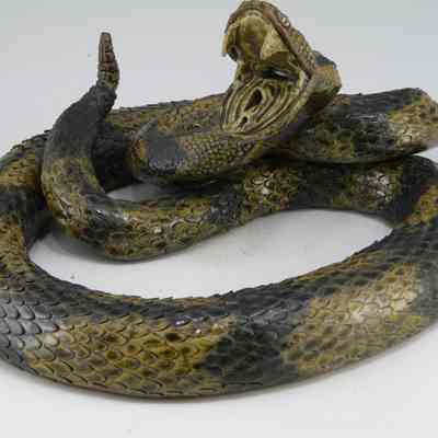Free-standing rattler