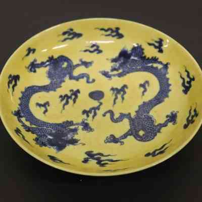 Qing Dynasty Hand-Decorated Porcelain Dish