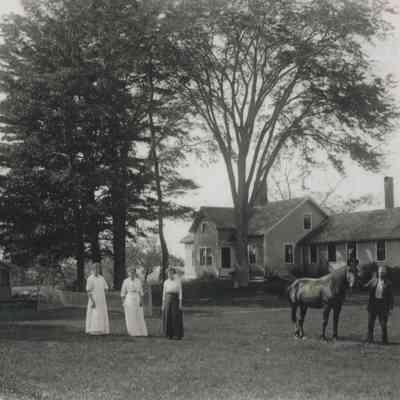 PIC0343: Willis Peabody with daughters Mabel, Marion, and Marjorie