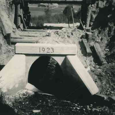 Tunnel, Building in Progress