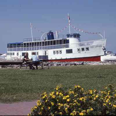 The Chief Commanda I Restaurant-Lakefront