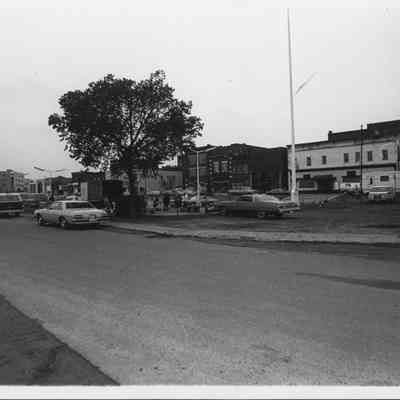 Parallel to Oak St