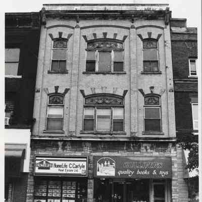 Gulliver's and HomeLife/Cr. Carlyle Real Estate