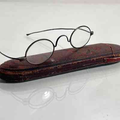 2.5.25a Antique Reading Glasses in Original Leather Case – c.1800s