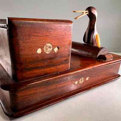 3.11.25 h 1930s Japanese Rosewood Novelty Mechanical 'Peking Bird' Cigarette Dispenser