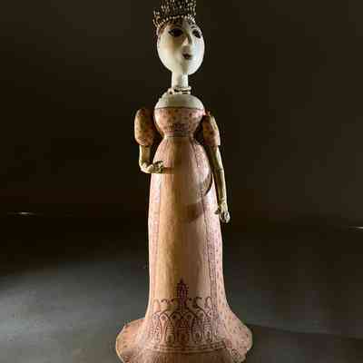 5.4.25a Stop-Motion Puppet – Queen Character with Crown and Pearl Necklace