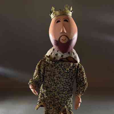 Stop-Motion Puppet – Cheerful Crowned Figure in Gold