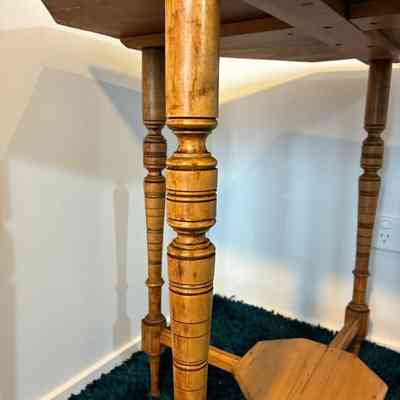 8.9.25d Antique Octagonal Turned Leg Table – Colonial Style with Warm Patina