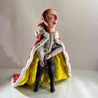 5.4.25g Stop-Motion Puppet – Cheerful Royal Figure in Beaded Cloak