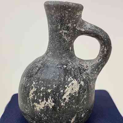 Juglet with black vertical burnishing (Iron Age i)