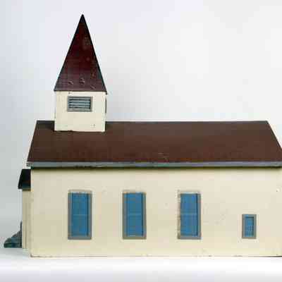 27,004 - TABLE TOP GIVING RECEPTACLE. CHURCH STYLE FOR SOLDIERS DONATIONS.