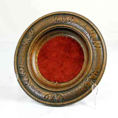 17,041 - CHURCH OFFERING PLATE WITH 6 OUTER EDGE LEAF ENGRAVING
