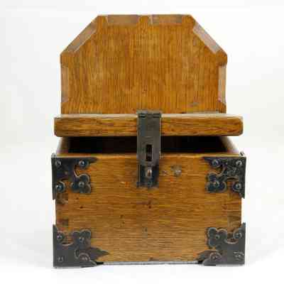 28,004 - WALL HUNG RECEPTACLE GIVING BOX