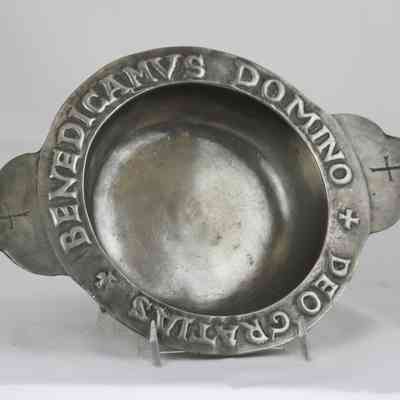 17,029 - CHURCH OFFERING PLATE WITH LATIN EDGE WORDING AND OPPOSING HANDLES