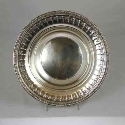 17,026 - CHURCH OFFERING PLATE WITH SILVER-PLATE AND DETAILED CIRCULAR EDGE DESIGN