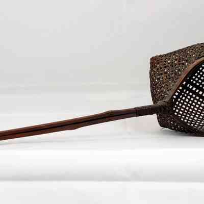 12,515 - MEDIUM HANDLE OFFERTORY WICKER-WOVEN BASKET COLLECTOR