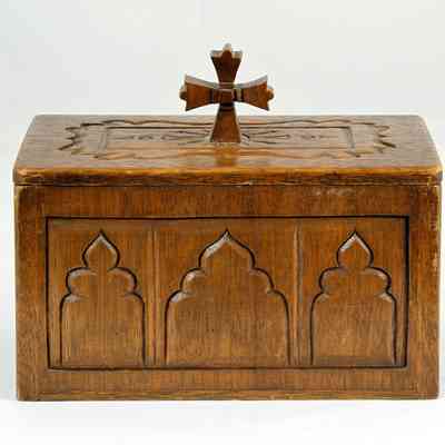 4002 - CHURCH BANK WITH RAISED CROSS LID HANDLE