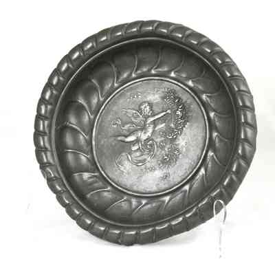 17,031 - CHURCH OFFERING PLATE WITH ROPE BAND EDGE AND CENTER ANGEL INSIGNIA