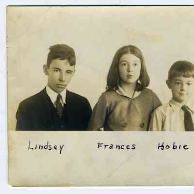 Photograph of four children, Lindsey, Frances, Hobie, and Catherine