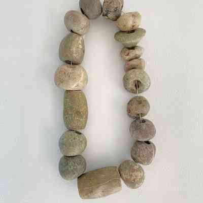 STRING OF EIGHTEEN JADEITE BEADS