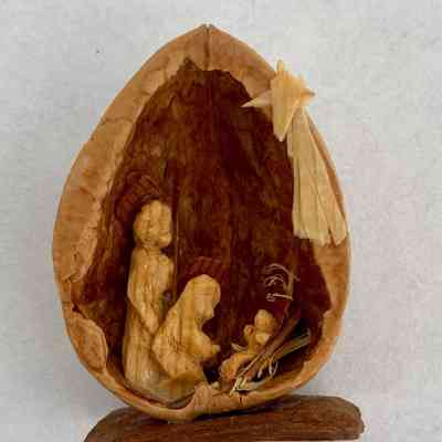 MANGER SCENE IN A WALNUT SHELL