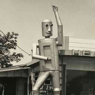 STORE FRONT SCUPLTURE (IRON MAN)