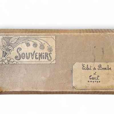 "Souvenirs" box, leaflet and shrapnels